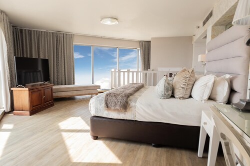 Luxe Penthouse | Private Spa | Jacuzzi | Balcony