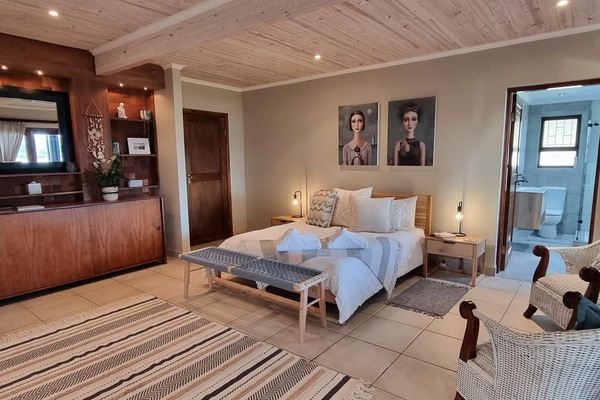 Photo of the whole room
Bedroom
Bed, Decorative details, Ensuite