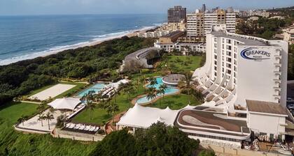 Luxury Beachfront Retreat | Balcony | Pool