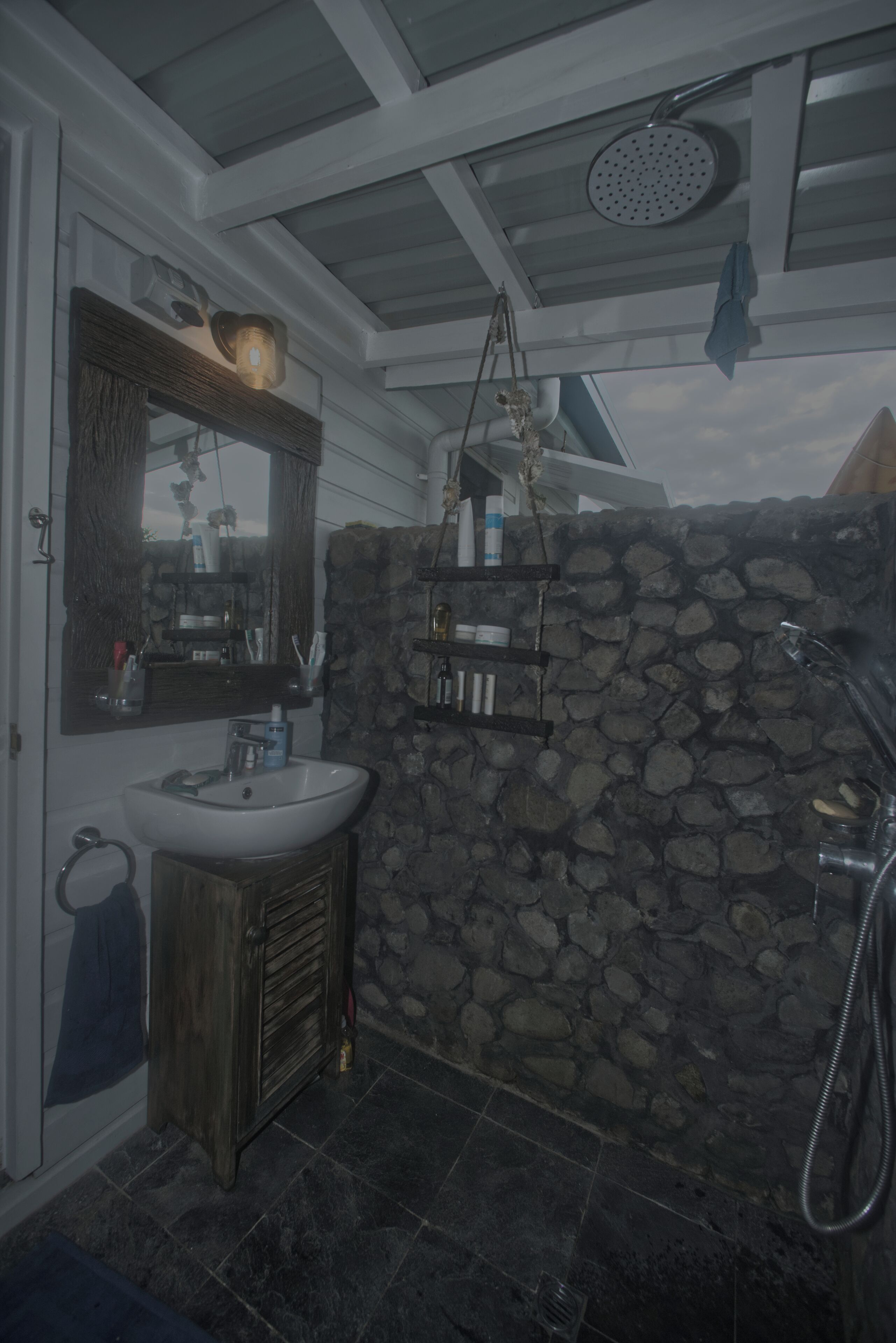 Douche, serviettes fournies, savon, shampoing