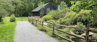 Cozy cottage in charming Pound Ridge with WiFi, AC
