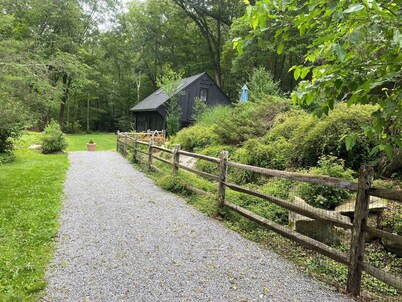 Cozy cottage in charming Pound Ridge with WiFi, AC