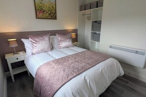 2 bedrooms, iron/ironing board, WiFi, bed sheets