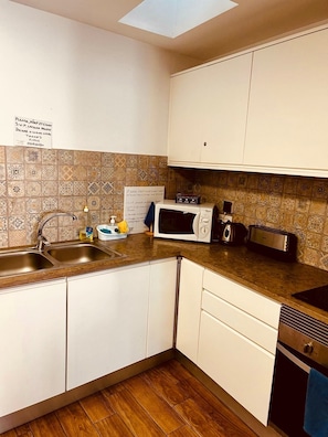 Frigorífico, microondas, horno y placa de cocina