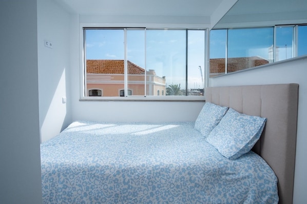 Tabla de planchar con plancha, wifi, ropa de cama