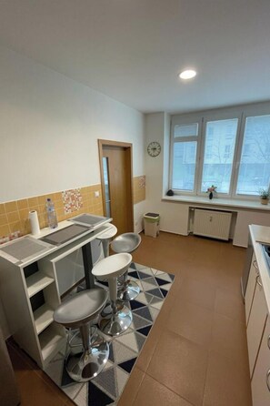 Køleskab, mikrobølgeovn, ovn, kogeplade