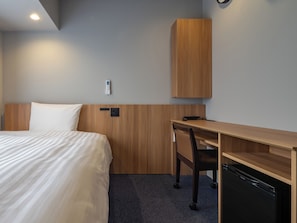 Laptop workspace, blackout curtains, iron/ironing board, free WiFi