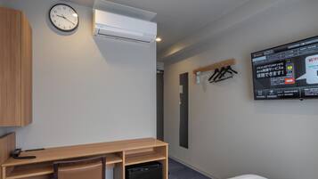 Espacio para trabajar con laptop y cortinas blackout