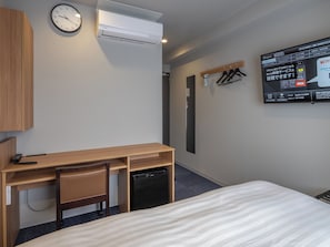 Espacio para trabajar con laptop y cortinas blackout