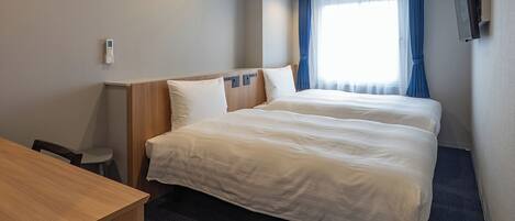 Espacio para trabajar con laptop y cortinas blackout