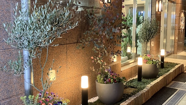 A corridor with potted plants and a stone wall. - Toyoko Inn Tokyo Minowa eki (Tokyo)