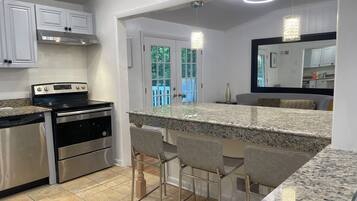 Micro-ondes, four, plaque de cuisson, lave-vaisselle