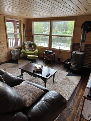TV, fireplace, DVD player, books - Chimney Rock on Twin Lakes - Cozy Cabin on Twin Lakes in Rathdrum, Idaho (Rathdrum)