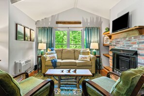 Suite | Blackout drapes, iron/ironing board, free WiFi - North 40 Lodge (Clarkesville)