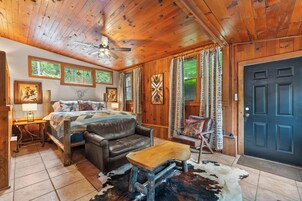 Cortinas blackout, tabla de planchar con plancha y wifi gratis 