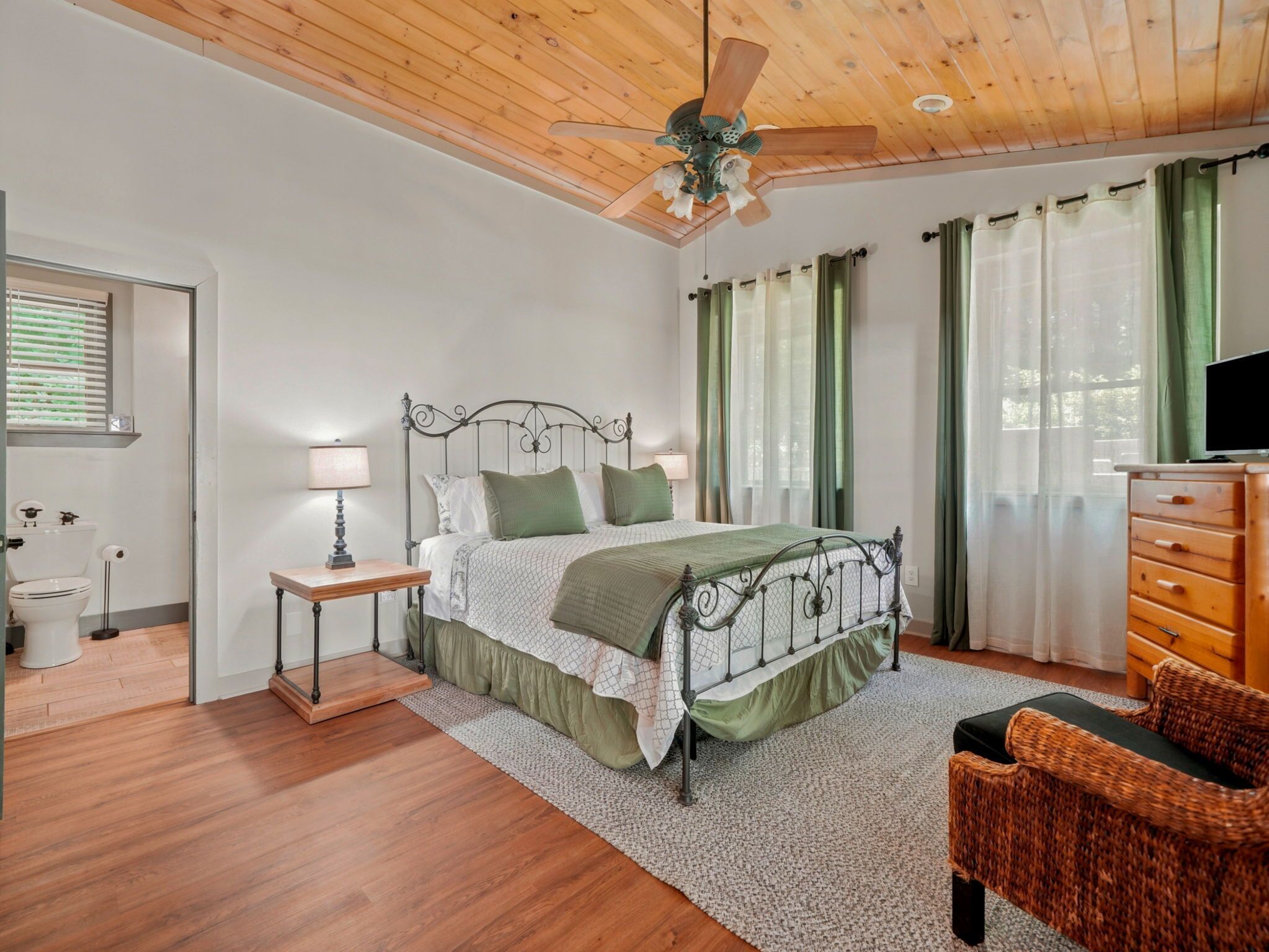 Cottage | Blackout drapes, iron/ironing board, WiFi (free)