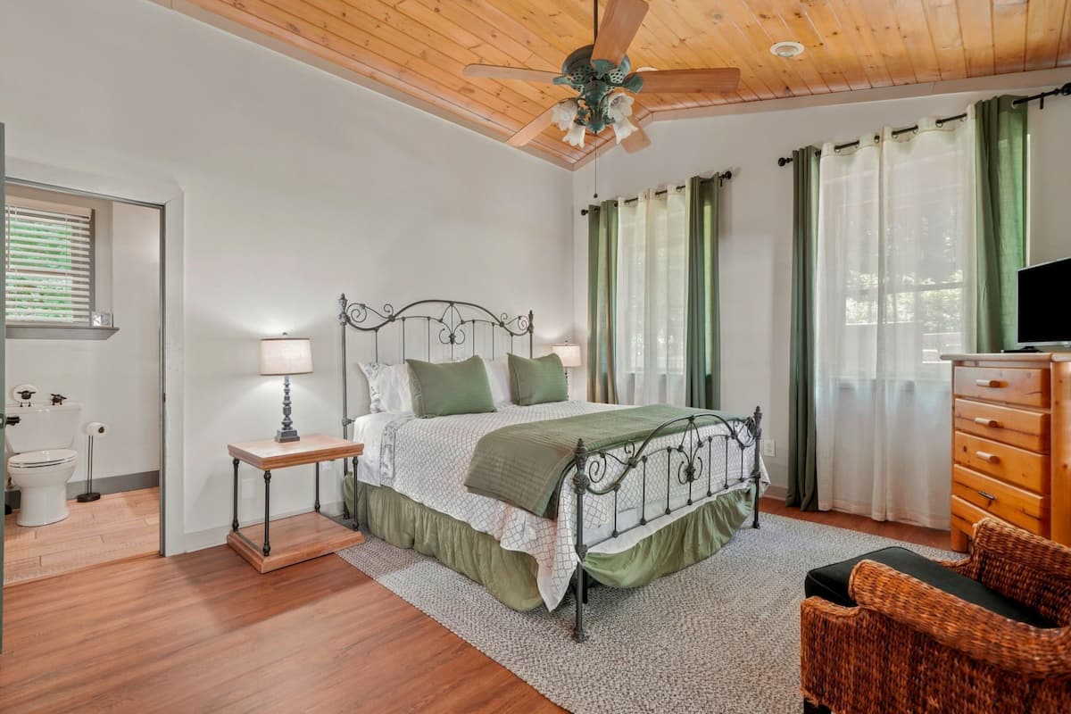 Cottage | Blackout drapes, iron/ironing board, WiFi (free)