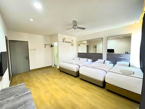 Family Room | Desk, iron/ironing board, free WiFi, bed sheets - Smile Hotel Damansara Tropical (Petaling Jaya)