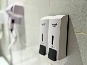 Ducha, cabezal de ducha con hidromasaje, secador de pelo, bidet