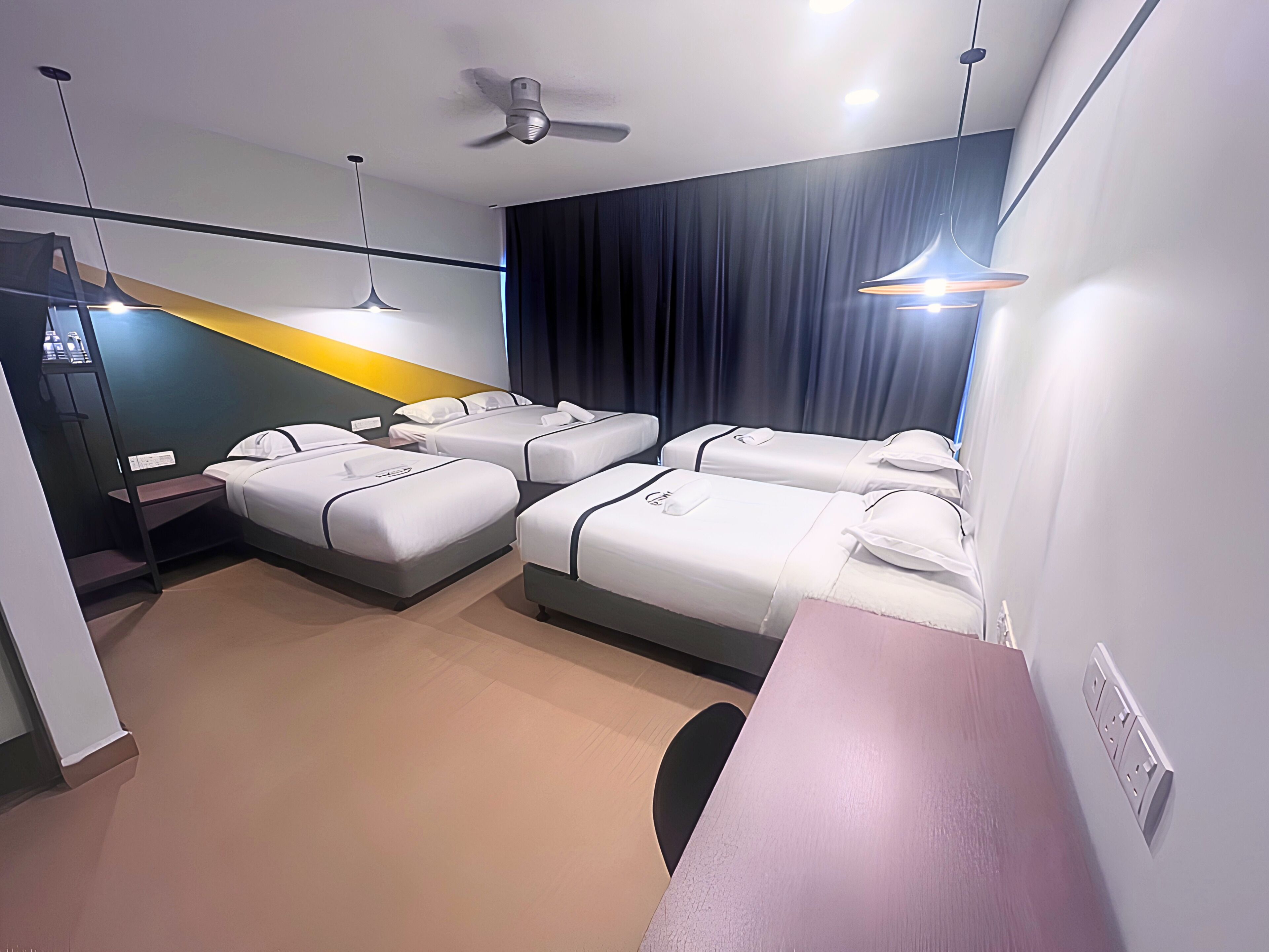 Escritorio, tabla de planchar con plancha, wifi gratis y ropa de cama 