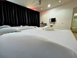 Habitació familiar | Escriptori, planxa i posts de planxar, wifi gratuïta i roba de llit