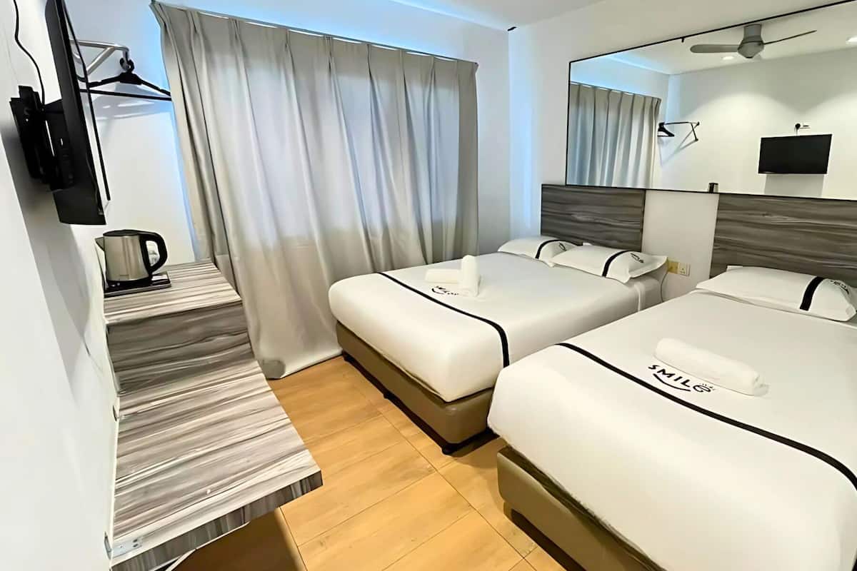 Habitació triple | Escriptori, planxa i posts de planxar, wifi gratuïta i roba de llit