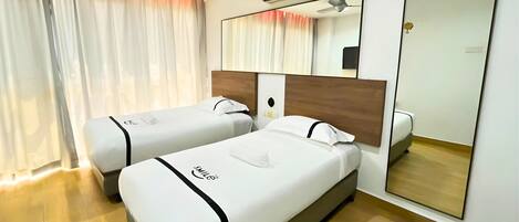 Habitación con 2 camas individuales | Escritorio, tabla de planchar con plancha, wifi gratis y ropa de cama