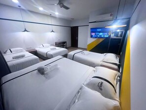 Habitación familiar, varias camas | Escritorio, tabla de planchar con plancha, wifi gratis y ropa de cama 