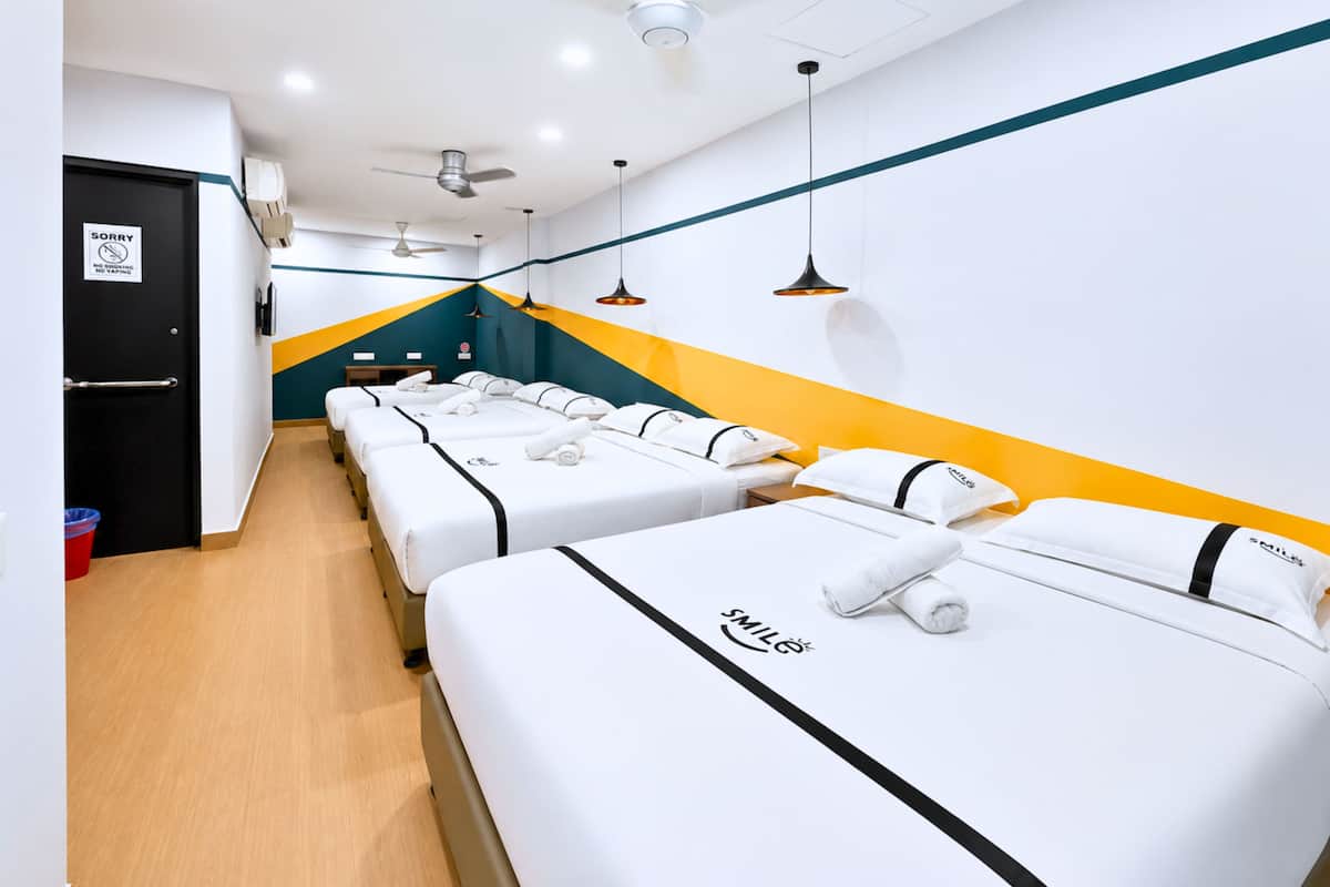 Habitación cuádruple familiar, varias camas | Escritorio, tabla de planchar con plancha, wifi gratis y ropa de cama
