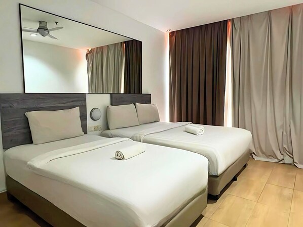 Triple Room | Desk, iron/ironing board, free WiFi, bed sheets