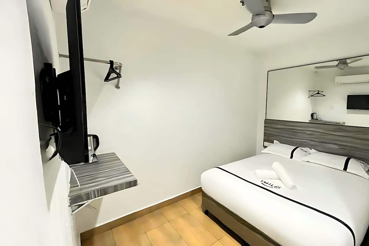Habitació doble | Escriptori, planxa i posts de planxar, wifi gratuïta i roba de llit