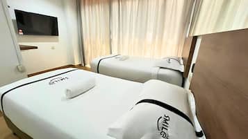 Escritorio, tabla de planchar con plancha, wifi gratis y ropa de cama