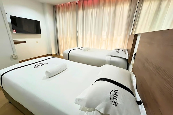 Habitación con 2 camas individuales | Escritorio, tabla de planchar con plancha, wifi gratis y ropa de cama