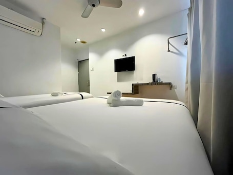 Escritorio, tabla de planchar con plancha, wifi gratis y ropa de cama