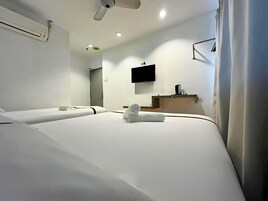 Triple Room | Desk, iron/ironing board, free WiFi, bed sheets