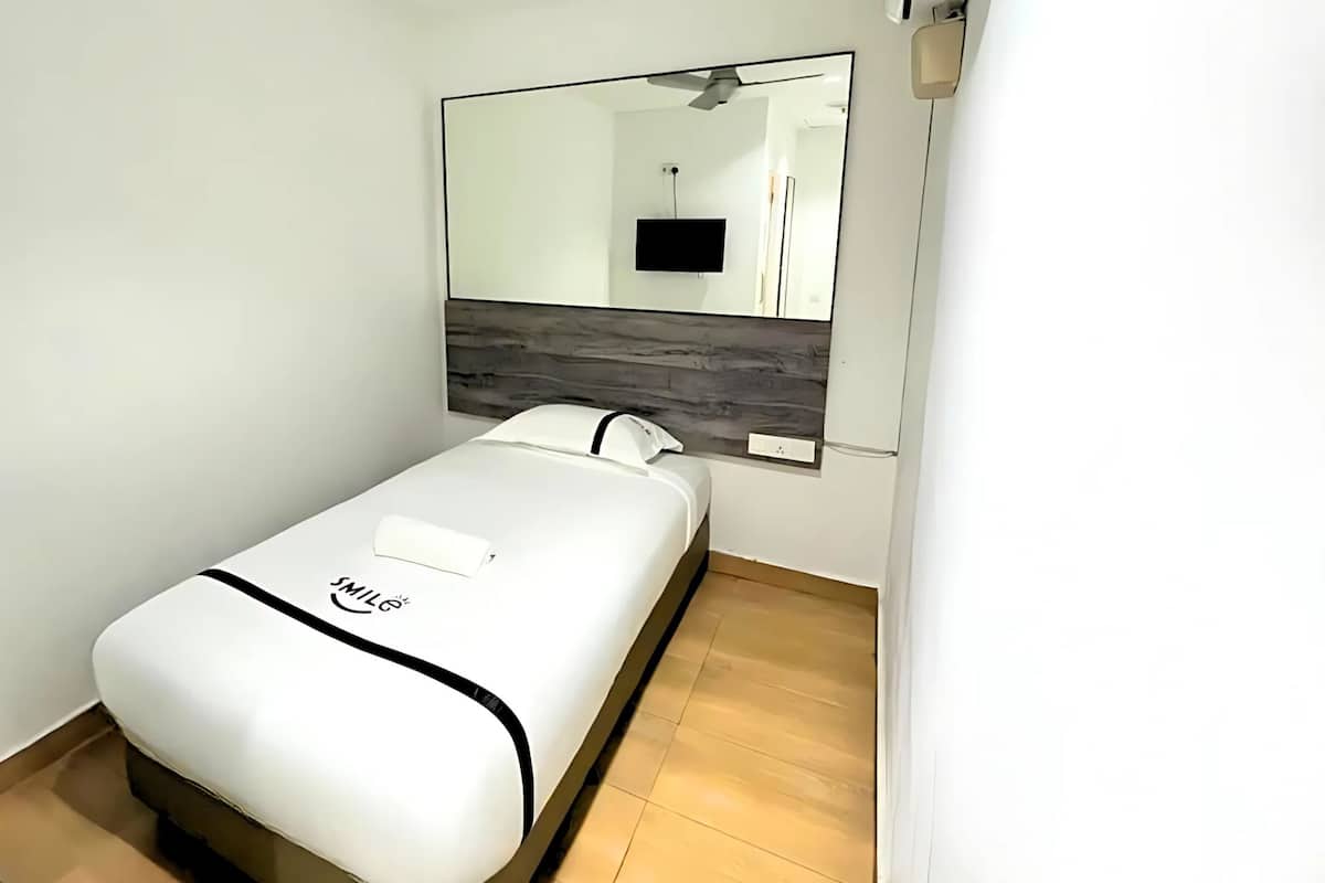Habitació individual | Escriptori, planxa i posts de planxar, wifi gratuïta i roba de llit