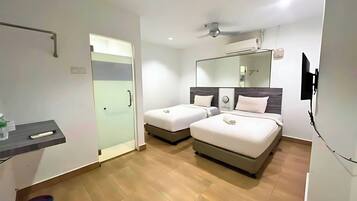 Escritorio, tabla de planchar con plancha, wifi gratis y ropa de cama