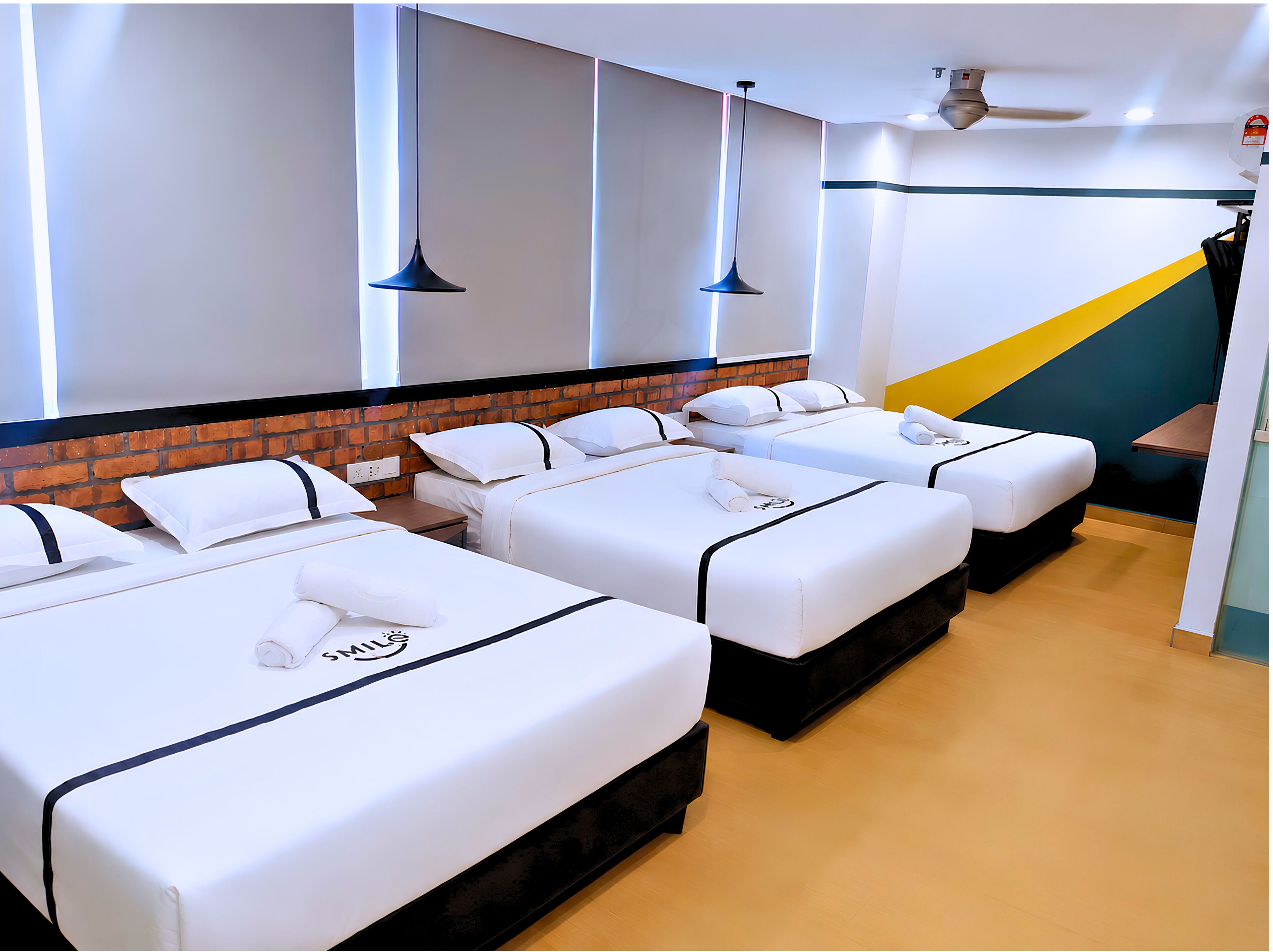 Habitación familiar doble | Escritorio, tabla de planchar con plancha, wifi gratis y ropa de cama