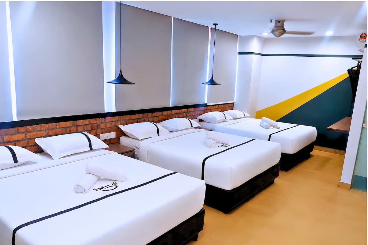 Habitación doble familiar | Escritorio, tabla de planchar con plancha, wifi gratis y ropa de cama