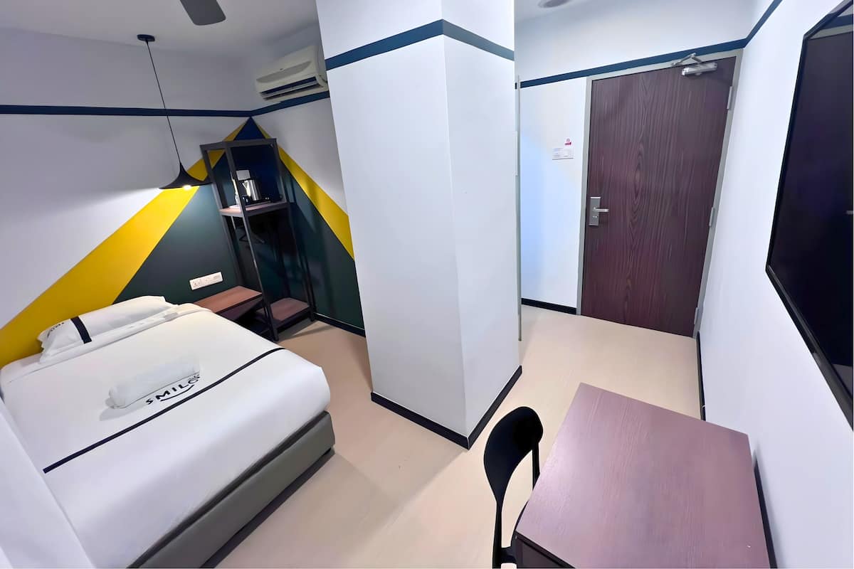 Habitación individual | Escritorio, tabla de planchar con plancha, wifi gratis y ropa de cama