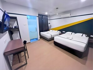 Escritorio, tabla de planchar con plancha, wifi gratis y ropa de cama 