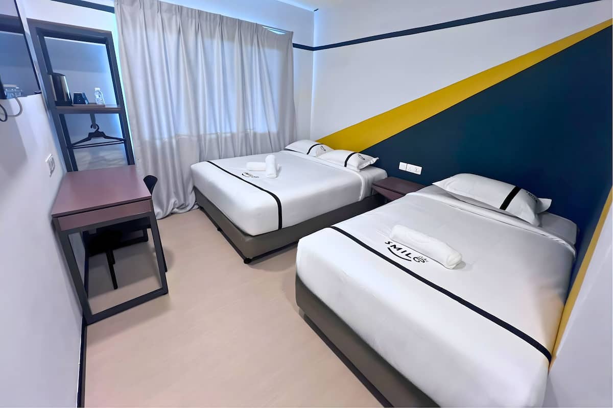 Habitación triple | Escritorio, tabla de planchar con plancha, wifi gratis y ropa de cama