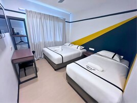 Habitación triple | Escritorio, tabla de planchar con plancha, wifi gratis y ropa de cama