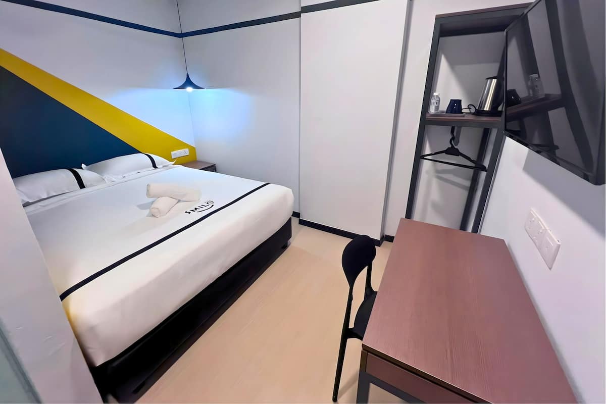 Habitación doble | Escritorio, tabla de planchar con plancha, wifi gratis y ropa de cama
