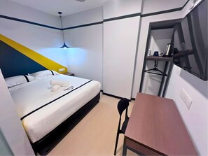 Tweepersoonskamer | Een bureau, een strijkplank/strijkijzer, gratis wifi, beddengoed