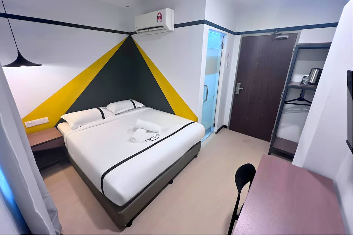 Habitación Deluxe | Escritorio, tabla de planchar con plancha, wifi gratis y ropa de cama
