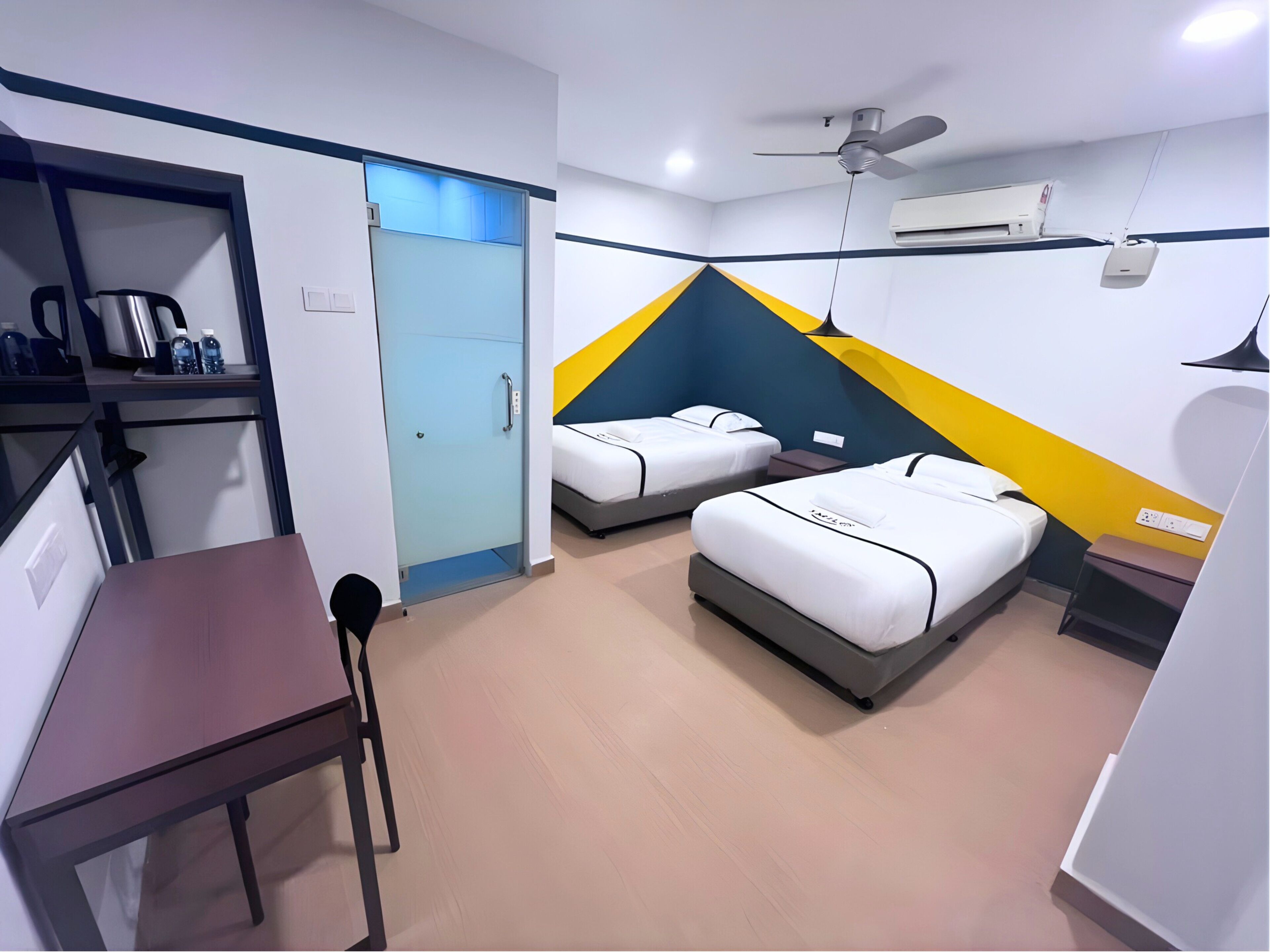 Twin kamer | Een bureau, een strijkplank/strijkijzer, gratis wifi, beddengoed