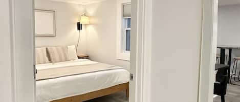 Escritorio, tabla de planchar con plancha, wifi y ropa de cama