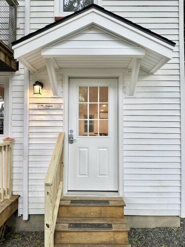 Newly Renovated 1BR APT in Downtown SWH! [Fogline]