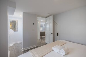 1 soverom, skrivebord, strykejern/-brett og reiseseng for barn